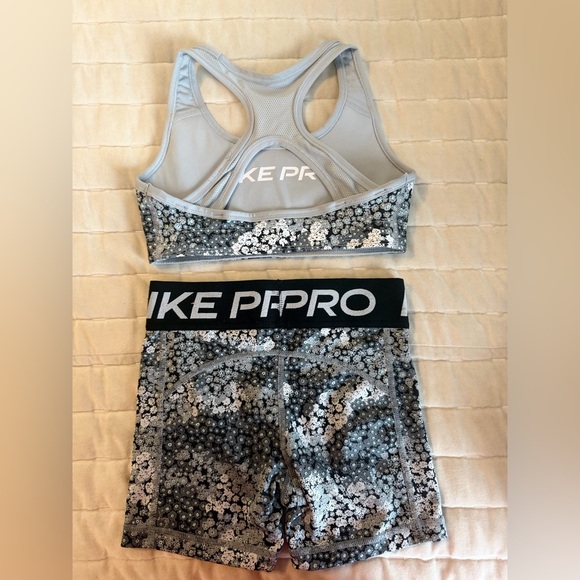 Nike Pro Black and White Floral Reversible Set - Picture 3 of 6